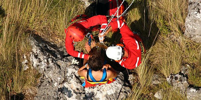 Split, 130713.Pripadnici splitskog HGSS-a helikopterom spasili turistkinju iz Austarlije koja se nasla u vrletima na sjevernoj strani Omiske Dinare. Potraga je trajala dvadeset sati, a interesantno je da je djevojka bila u kupacem kostimu i bosonoga.Foto: Zoran Erceg/ HGS / CROPIX