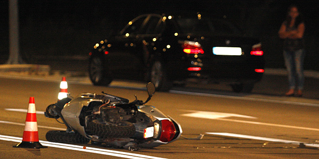 Makarska, 080614.Prometna nesreca koja se dogodila na Jadranskoj magistrali kod mjesta Baska Voda blizu Makarske u kojoj su se sudarili skuter marke Peugeot makarskih oznaka i automobil BMW njemackih oznaka. Jos nisu utvrdjene okolnosti pod kojima se nesreca dogodila. Vozac skutera je s tezim ozljedama prevezen na hitni prijem makarskog Doma zdravlja.Na fotografiji: Policija obavlja ocevid prometne nezgode kod Baske Vode.Foto: Ivo Ravlic / CROPIX
