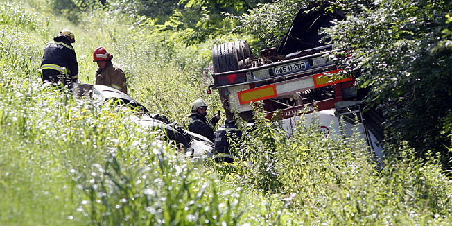 Ludbreg, 090714.U teskoj prometnoj nesreci na ludbreskoj obilaznici smrtno je stradao 52-godisnji vozac osobnog automobila. Uz osobni automobil, u nesreci je sudjelovala i cicterna, a vise detalja biti ce poznato nakon policijskog ocevida. Drzavna cesta D2 izmedju raskrizja kod Selnika i raskrizja kod Sigetca zatvorena je za sav promet do zavrsetka ocevida.Foto: Zeljko Hajdinjak / CROPIX
