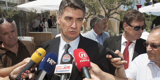 Supetar, 290614.Predsjednik vlade RH Zoran Milanovic posjetio je grad Supetar koji na blagdan Sv. Petra i Pavla slavi dan grada. Tom prigodom se i odrzala svecana sjednica gradskog vijeca na kojoj su dodjeljene nagrade i povelje grada Supetra.Na fotografiji: Premijer Zoran Milanovic daje izjavu za medije ispred hotela Osava.Foto: Bozidar Vukicevic / CROPIX