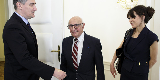 Zagreb, 070714.Predsjednik Medunarodnoga kaznenog suda za bivsu Jugoslaviju ICTY, Theodor Meron u radnom je posjetu Hrvatskoj u sklopu kojega se sastao s  predsjednikom Vlade RH Zoranom Milanovicem u Banskim dvorima.Na fotografiji: Zoran Milanovic i Theodor Meron.Foto: Dragan Matic / CROPIX