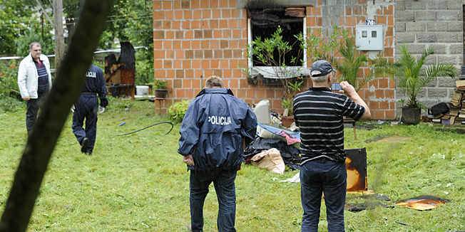 Ivanic Grad, 100714.Tijelo nepoznate zene pronadjeno je u pozarom zahvacenoj kuci u Lijevom Dubrovcaku, naselju na podrucju Ivanic Grada.Tijelo je pronadjeno u 5.45 sati u kuci u Savskoj ulici, na broju 76.Na fotografiji: policijski ocevid na mjestu tragedije.Foto: Damir Krajac / CROPIX