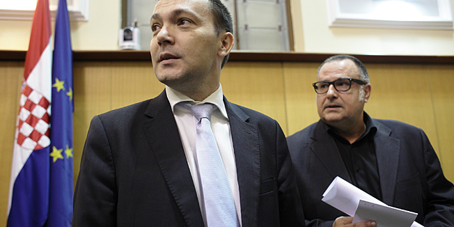 Zagreb, 100714.Hrvatski sabor u nastavku zasjedanja raspravlja o Konacnom prijedlogu zakona o zivotnom partnerstvu za osobe istoga spola.Na fotografiji: ministar Arsen Bauk i Sime Lucin.Foto: Dragan Matic / CROPIX