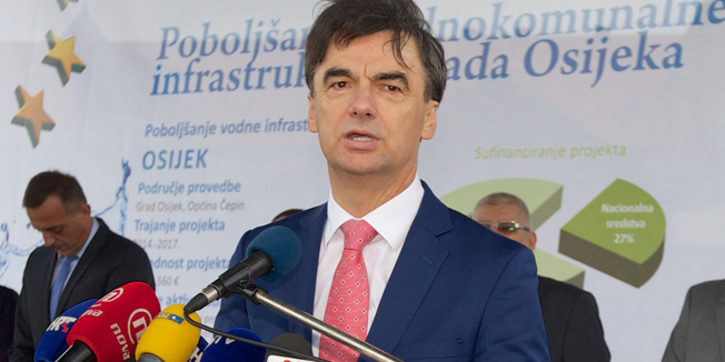 Osijek, 110714.Potpredsjednik Vlade RH i ministar regionalnog razvoja i fondova Europske unije Branko Grcic oznacio je pocetak radova na Projektu Osijek.To je 72,5 milijuna eura vrijedan projekat poboljsanja vodokomunalne infrastrukture grada Osijeka.Radove je trebao otvoriti premijer Zoran Milanovic ali zbog losih vremenskih uvjeta nije mogao helikopterom sletjeti u Osijek.Nakon otvorenja radova na Projektu Osijek gradonacelnik Osijeka Ivan Vrkic pokazao je gostima novoizgradjeni zapadni dio setnice uz rijeku Dravu.Na fotografiji: ministar Branko Grcic na svecanom otvaranju pocetka radova na Projektu Osijek.Foto: Vlado Kos / Cropix