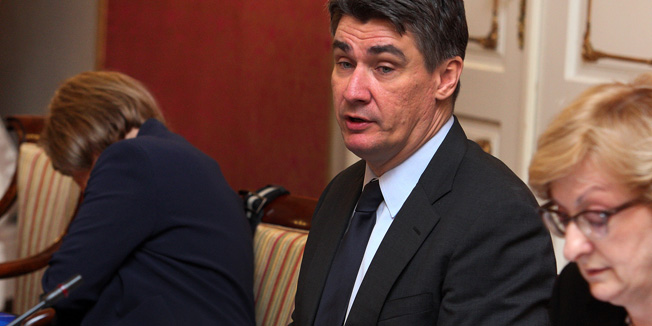 Zagreb, 050614.Banski dvori, Trg sv. Marka 2.Na danasnjoj redovitoj sjednici Vlade na dnevnom je redu, izmedju ostalog, bio prijedlog odluke o zakljucivanju ugovora sa trgovackim drustvima Belje, Darda i Zito, o isporuci stocne hrane za prehranu stoke izmjestene sa poplavljenih podrucja.Na fotografiji: Zoran Milanovic.Foto: Davor Pongracic / CROPIX