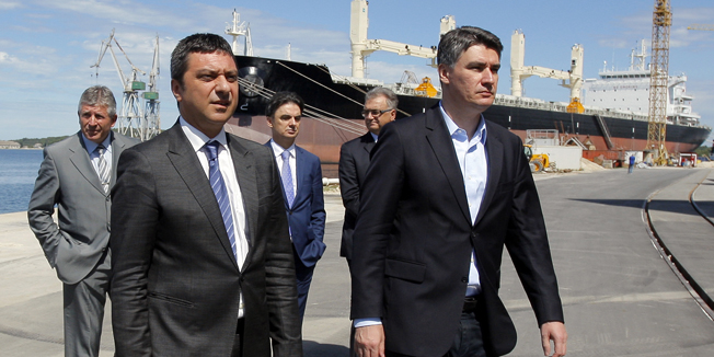 Pula, 120714.Predsjednik Vlade Republike Hrvatske Zoran Milanovic posjetio je Uljanik Brodogradiliste d.d. te odrzati sastanak s predstavnicima Uljanika. Uz predsjednika Vlade na sanstanku je bio potpredsjednik Vlade i ministar regionalnoga razvoja i fondova Europske unije Branko Grcic. Na fotografiji: uz Milanovica je predsjednik uprave Uljanika dd Gianni Rosanda.Foto: Goran Sebelic / CROPIX                              