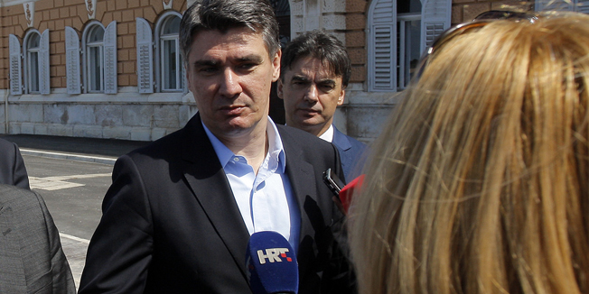 Pula, 120714.Predsjednik Vlade Republike Hrvatske Zoran Milanovic posjetio je Uljanik Brodogradiliste d.d. te odrzati sastanak s predstavnicima Uljanika. Uz predsjednika Vlade na sanstanku je bio potpredsjednik Vlade i ministar regionalnoga razvoja i fondova Europske unije Branko Grcic. Na fotografiji: uz Milanovica je predsjednik uprave Uljanika dd Gianni Rosanda.Foto: Goran Sebelic / CROPIX                              