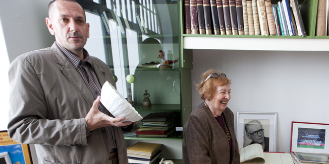Osijek, 060411.Miroslava Mihaljevic supruga skladatelja, pisca, novinara i radijskog urednika Branka Mihaljevica poklonila je njegovu dnevnu sobu Muzeju Slavonije u Osijeku. Branko Mihaljevic najpoznatiji je po djecjoj pjesmi -Zeko i potocic-. Na fotografiji: Miroslava Mihaljevic i ravnatelj Muzeja Slavonije Grgur Marko Ivankovic.Foto: Vlado Kos / Cropix