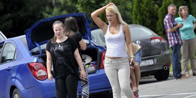 Zagreb, 120714.Autoput.Prvi pravi ljetni vikend donio je i smjenu turista. Pojacani promet na autoputu poceo je guzvom u Luckom. U ranim posljepodnevnim satima vec je bilo vise od tri kilometra kolone na izlasku s autoputa.Mnogi turisti iskoristili su odmorista uz autocetu za odmor.Foto: Srdjan Vrancic / CROPIX