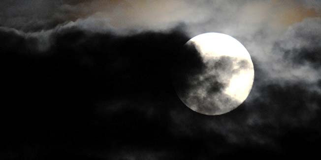 Zagreb, 120714.Gornji grad.Nocas je na nebu supermjesec, odnosno, Mjesec u perigeju - tocki putanje u kojoj je ovo nebesko tijelo najblize Zemlji. Mjesec je izasao na istoku-jugoistoku oko osam i trideset, a predvedjeni zalazak je iza pet sati ujutro. U Zagrebu je mjesec zbog niske naoblake bio vidljiv tek na trenutke, ali se njegova svjetlost mogla vidjeti gotovo stalno. Mjeseceva je svjetlost bila jaca za oko 30 posto od uobicajene.Foto: Srdjan Vrancic / CROPIX