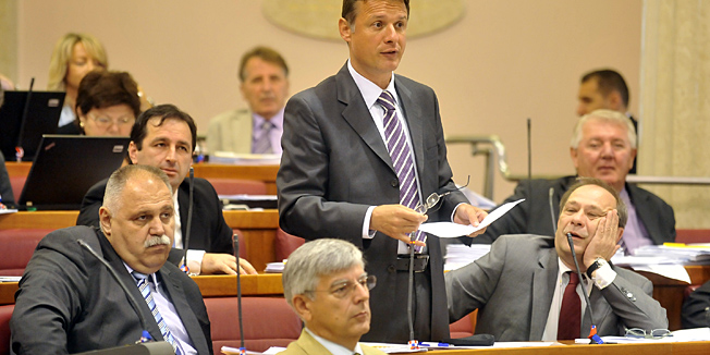 Zagreb, 140714.Na danasnjoj, 13. sjednici Hrvatskog sabora raspravljano je, medjuostalim, o raspisivanju referenduma o sluzbenoj uporabi jezika i pisma nacionalnih manjina.Na fotografiji: Ivan Suker, Gordan Jandrokovic, Davorin Mlakar i Zeljko Reiner. Foto: Bruno Konjevic / CROPIX