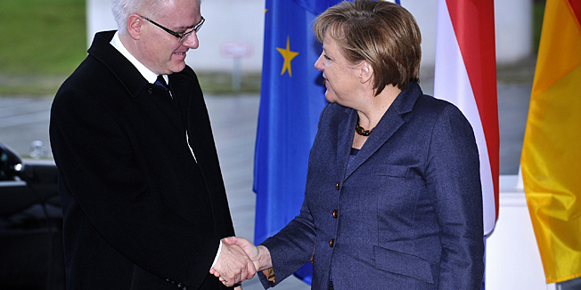 Berlin (Njemacka), 200111.Predsjednik Republike Hrvatske Ivo Josipovic u sluzbenom je posjetu Njemackoj, gdje ce ga, izmedju ostalih protokolarnih obaveza, primiti predsjednik parlamenta Norberto Lammert i kancelarka Angela Merkel. Radi nedavno dostavljene bombe u hrvatsku ambasadu u Berlinu, siguronosne mjere su podignute na visoku razinu.Na slici: Predsjednik Josipovic u posjetu kancelarki Angeli Merkel.Foto: Boris Kovacev / CROPIX