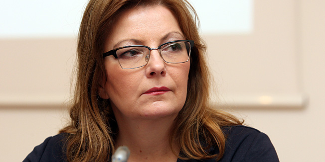 Zagreb, 170614.Europski dom.U ocekivanju novog zakona o upravljanju sukobom interesa, GONG je predstavio preporuke za izgradnju novog modela.Uz Dragana Zelica iz GONG-a i Thorstena Geisslera, voditelja Programa vladavine prava za Jugoistocnu Europe Zaklade Konrad Adenauer, u raspravi su sudjelovali Arsen Bauk, ministar uprave, Sandra Artukovic Kunst, zamjenica ministra pravosuda, Mato Arlovic, ustavni sudac, Davorin Ivanjek, clan Povjerenstva za odlucivanje o sukobu interesa, Ivan Kopric, predstojnik Katedre za upravnu znanost Pravnog fakulteta u Zagrebu i predsjednik Instituta za javnu upravu te Gordana Marcetic, predsjednica Etickkog povjerenstva.Na fotografiji: Sandra Artukovic Kunst.Foto: Davor Pongracic / CROPIX