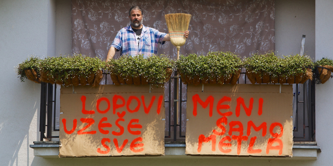 Gunja, 150714.Mjestani Gunje nezadovoljni su brzinom i nacinom obnove svog mjesta koje je pretrpjelo veliku poplavu. Tako je i obitelj Polferov Vlade transparentom na svojoj kuci simbolicno izrazila nezadovoljstvo nacinom obnove jer su od ocekivane pomoci dobili samo metlu i prazna obecanja. Dodatno ih je razljutila cinjenica da im je sinoc zbog transparenta na vrata pokucala policija.Na fotografiji: Vlado Polferov na balkonu svoje kuce.Foto: Vlado Kos / Cropix