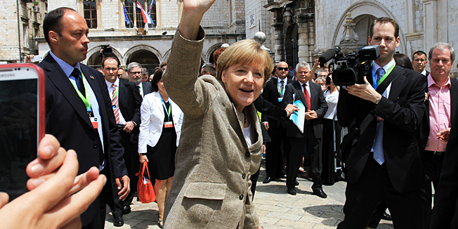 Dubrovnik, 150714.Njemacku kancelarku Angelu Merkel koja je oko podne stigla u Dubrovnik na sastanak Brdo Brijuni procesa u Knezevom dvoru, na Stradunu su docekali i pozdravili brojni turisti medju kojima i veliki broj Nijemaca koji nisu propustili priliku rukovati se sa svojom kancelarkom.Na fotografiji: Angela Merkel. Foto: Niksa Duper / CROPIX