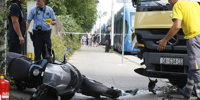 Zagreb, 150714.Krizanje Fakultetsko dobro, Maksimirska.U Maksimirskoj ulici doslo je do sudara izmedju kamiona i motocikla. Zaustavljen je tramvajski promet.Na fotografiji: policijski ocevid.Foto: Ranko Suvar / CROPIX