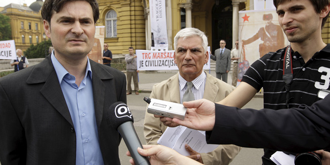 Zagreb, 150509.Na Trgu marsala Tita danas je organizirano okupljanje i konferencija za tisak gradjanske inicijative za povratak imena Kazalisni trg.Tomislav Stockinger i Ante Beljo.Foto: Ronald Gorsic / CROPIX
