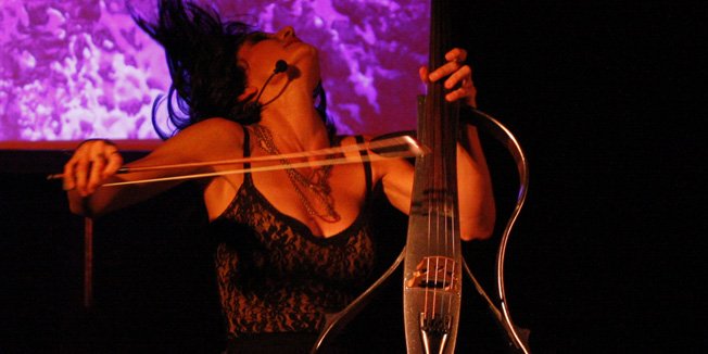 Makarska, 150714.Violoncelistica Ana Rucner odrzala je koncert  na poluotoku Sveti Petar kod istoimena crkvice u sklopu manifestacije Makarsko Kulturno Ljeto 2014. Uz koncert je na platou crkvice odrzana i jednovecernja kiparska izlozba Tarare-tako Maori zovu Hrvate kipara Marina Marinica. Na fotografiji: Koncert Ane Rucner kod crkvice Sv. Petra.Foto: Ivo Ravlic / CROPIX