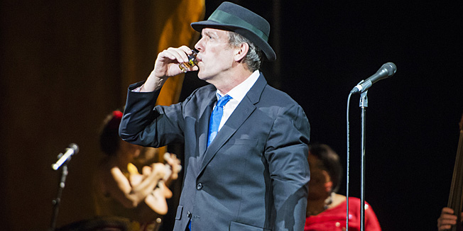 Zagreb, 150714.Britanski glumac Hugh Laurie, poznat po ulozi Dr. Housea, nastupio je veceras sa svojim bendom The Copper Bottom u maloj dvorani Doma sportova u sklopu europske turneje kojom promovira novi album Didnt It Rain.Foto: Neja Markicevic / CROPIX