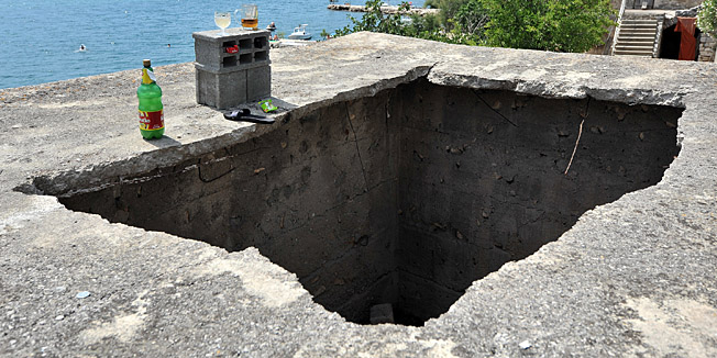 Sveti Petar, Zadar, 150714Sinoc oko 21 sat u Svetom Petru, petorica njemackih drzavljana propali su kroz armiranu betonsku plocu starog napustenog objekta (staje) na kojoj su sjedili. Sumnja se da je ploca pukla pod njihovom tezinom, a svi su s ozljedama prevezeni u Opcu bolnicu Zadar. Prema izjavi susjeda, radi se o clanovima dvije njemacke obitelj(roditelj i djeca) koji su bili smjesteni u kuci do rusevnog objekta, a na krov objekta su se penjali radi uzivanja u pogledu u ranovecernjim satima. Takodjer, to im je bila posljednja vecer godisnjeg odmora u Svetom Petru.Na fotografiji: mjesto nesrece; na krovu su uz grickalice i pice uzivali u zalasku sunca.Foto: Luka Gerlanc / CROPIX