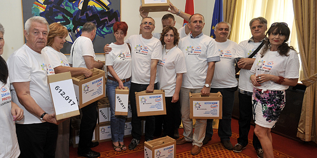 Zagreb, 160714.Sabor RH. Predsjednik Sabora Josip Leko primio je celnike 17 sindikalnih sredisnjica, koji su predali sakupljene potpise za referendum protiv izdvajanja zajednickih slutbi iz javnog sektora (outsourcing).Na fotografiji: sindikalci s potpisima u Saboru.Foto: Bruno Konjevic / CROPIX