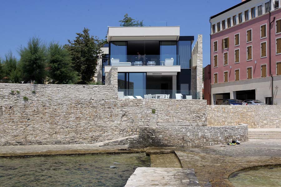 Novigrad, 160714.Serena Williams svoj ljetni odmor provodi u Novigradu.Najbolja tenisacica svijeta odmara se u vili Milana Naperotica koja se nalazi na samoj obali mora iznad novigradske setnice.Na fotografiji: vila Milana Naperotica.Foto: Goran Sebelic / CROPIX