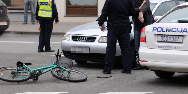 Karlovac, 191113.U prometnoj nesreci u centru grada na karlovackom Korzu Audi karlovackih registracija udario biciklista na pjesackom prijelazu.Na fotografiji: Uvidjaj na mjestu nesrece.Foto: Robert Fajt / CROPIX