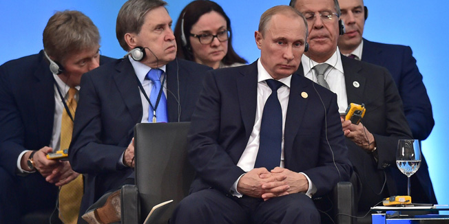 Russian President Vladimir Putin (C) attends the 6th BRICS summit in Fortaleza, Brazil on July 15, 2014. Leaders of the BRICS (Brazil, Russia, India, China and South Africa) group of emerging powers gathered in Brazil on Tuesday to launch a new development bank and a reserve fund seen as counterweights to Western-led financial institutions.  AFP PHOTO/NELSON ALMEIDA