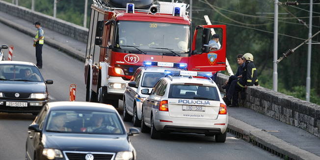 Zagreb, 160714.Aleja Bologne.Nalet vlaka na nepoznatu osobu nakon tunela u smjeru Zapresica.Foto: Ranko Suvar / CROPIX