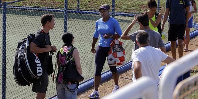 Umag, 170714.Dan nakon odmora u Novigradu, Sirena Williams trenira u Umagu na betonskom terenu pokraj centralnog terena Stella Marisa. Sparing partner joj je Aleksandar Sasa Bajin.Foto: Goran Sebelic / CROPIX                              