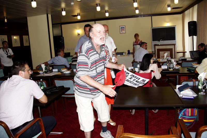 Makarska, 170714.U hotelu Meteor odrzana je 10. sjednica gradskog Vijeca.Na pocetku sjednice doslo je do incidenta koji je prouzrocio nezadovoljni gradjanin koji se predstavio kao Branko Rakulic, i glasno negodovao nezadovoljan stanjem u gradu. Rakulica su morali udaljiti komunalni redari.Na fotografiji: Branko Rakulic.Foto: Ivo Ravlic / CROPIX