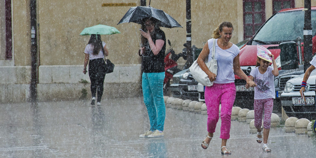 Sibenik, 170614.Unatoc prognozi meterologa na danasnju kisu, naslo se puno Sibencana i turista koji ju nisu ozbiljno shvatili.Foto: Nikolina Vukovic Stipanicev / CROPIX