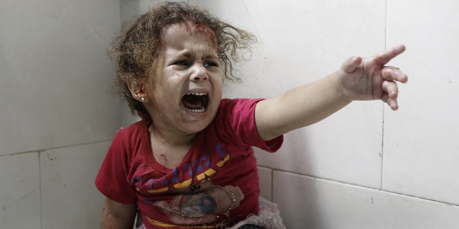 A Palestinian child shouts at al-Shifa hospital after Israeli forces shelled her house in Gaza City on July 18, 2014. Israel began a ground operation in Gaza as a deadly offensive to stamp out rocket fire from the Hamas-run enclave that has cost 247 Palestinian lives entered its 11th day on July 18.      AFP PHOTO / MOHAMMED ABED