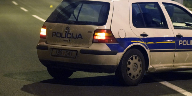 Zagreb, 060314.U prometnoj nesreci na kolniku izmedju Mosta slobode i Avenije Dubrovnik u kojoj je sudjelovao motocikl jedna osoba je poginula, a druga je zadobila ozljede. Policijski ocevid je u tijeku.Na fotografiji: ocevid.Foto: Marko Todorov / CROPIX