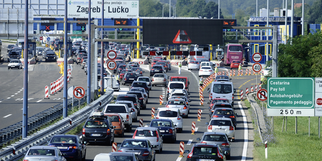 Zagreb, 190714.Ovaj vikend, po dosadasnjem iskustvu, zbog smjene turista bit ce obiljezen cjelodnevnim kolonama i guzvama na cestama, narocito u smjeru mora.Na fotografiji: Kilometarske kolone na naplatnim kucicama Lucko.Foto: Damir Krajac / CROPIX