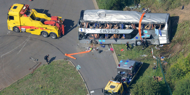 Aerial view shows the accident site of a bus crash on the A4 motorway linking Poland and Germany near the Neustadt district in Dresden, eastern Germany, on July 19, 2014. At least nine people were killed and dozens hurt, police said, as a coach carrying Polish holidaymakers collided with another coach near the eastern German city of Dresden.      AFP PHOTO / DPA / MATTHIAS HIEKEL / GERMANY OUT