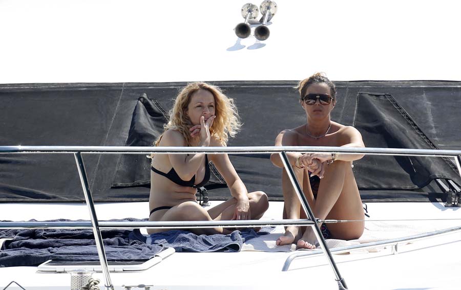 Hvar, 200714.Skupe jahte u usidrene uhvarskoj luci privlace poglede turista i domacina.Foto: Damjan Tadic / CROPIX