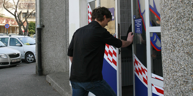 Zagreb, 210208.Opljackana kladionica (Prva sportska kldionica) na Vrbiku. Prilikom pljacke razbojnici su izgrlizli zaposlenicu kladionice.Foto: Sasa Midzor Sucic / CROPIX