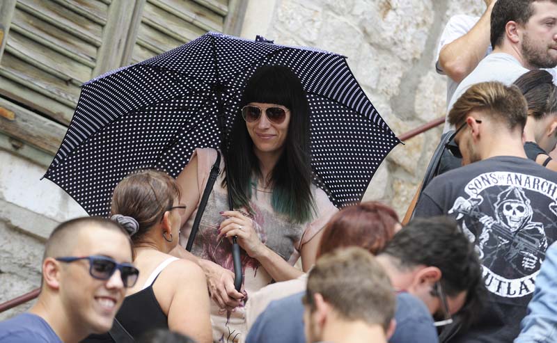 Sibenik, 210714.U Gradskoj vijecnici odrzava se audicija za statiranje u popularnoj seriji Game of Thrones-Igra prijestolja.Zbog velikog broja zainteresiranihm, na ulazu u vijecnicu stvaraju se velike guzve.Foto: Niksa Stipanicev / CROPIX