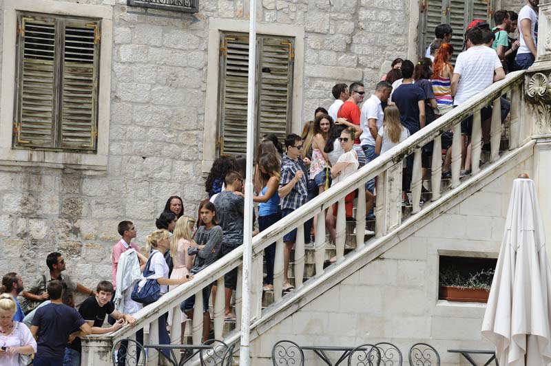 Sibenik, 210714.U Gradskoj vijecnici odrzava se audicija za statiranje u popularnoj seriji Game of Thrones-Igra prijestolja.Zbog velikog broja zainteresiranihm, na ulazu u vijecnicu stvaraju se velike guzve.Foto: Niksa Stipanicev / CROPIX