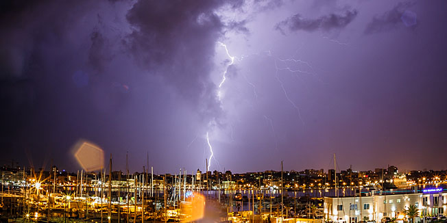 Split, 260614. Tijekom veceri Split je zahvatilo grmljavinsko nevrijeme. Na fotografiji: Pogled iz ACI marine prema centru Splita.Foto: Zvonimir Barisin / CROPIX