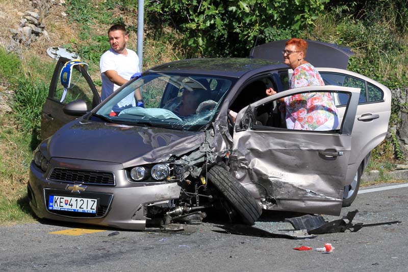 Dubrovniik, 220714U teskoj prometnoj nesreci koja se danad oko 16 sati dogodila na Drzavnoj cesti D-8 u mjestu Soline u Zupi dubrovackoj kraj Dubrovnika ozlijedjeno je vise osoba. U nesreci su sudjelovala dva vozila jedno Slovackih, a drugo Albanskih registracijskih oznaka. Ozlijedjeni su vozilima hitne pomoci prebaceni u dubrovacku bolnicu, a u intervenciji spasavanja ozlijedjenih su sudjelovali i vatrogasci. Foto; Niksa Duper / CROPIX