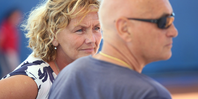 Umag, 020809.U Umagu se od 27.07.-02.08. odrzava teniski turnir ATP Studena Croatia Open.Ove godine turnir slavi 20. obljetnicu.Svake godine se uz glavni turnir odrzava i VIP turnir, na kojem sudjeluju mnoge poznate osobe. Danas su u finalu igrali don Andjelko Kacunko i Sasa Ivancic (Kravata Croata) protiv Miljenka Zivaljica (clan uprave ZABE) i Mihovila Svigira (Jet sett) koji su i pobijedili.Na slici: turnir su pratili i Ljerka Mintas Hodak i Zvonimir Hodak.Foto: Neja Markicevic / Cropix