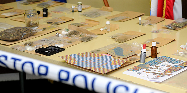 Karlovac, 230714.Karlovacka policija na Festivalu psihodelicne glazbe u Primislju zaplijenila je drogu vrijednu najmanje 100 000 kuna medju kojima 1.400 doza LSD-a, sto je jedna od najvecih pojedinacnih zaplijena te vrste droge u Hrvatskoj, 438,9 grama marihuane, 10 jointova, 83 g hasisa, 17 g amfetamina, a zaplijenili su i tekuci LSD, hasisovo ulje, meskalin.Na fotografiji: Zaplijenjena droga.Foto: Robert Fajt / CROPIX