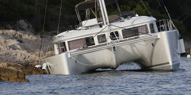 Hvar, 220714Jaka Nevera koja je nocas oko 3 sata poharala otok Hvar nasukala je nekoliko jedrilica u uvali Palmizana.Na fotografiji: nasukani katamaran.Foto. Damjan Tadic / CROPIX