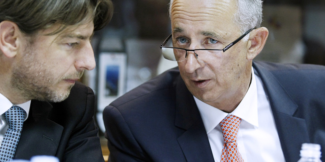 Zagreb, 230714.Iblerov trg.Turisticko vijece Hrvatske turisticke zajednice razmotrilo je aktualne informacije o tijeku sezone i stanjima na trzistima, te izabralo direktore HTZ-ovih predstavnistva u inozemstvu. Birao se i direktor Glavnog ureda HTZ-a, u konkurenciji 26 kandidata.Na fotografiji: ministar turizma Darko Lorencin i Ratomir Ivicic, novizabrani direktor HTZ-a.Foto: Tomislav Kristo / CROPIX 