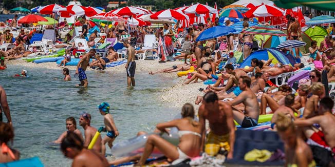 Okrug Gornji, Ciovo, 230714. Vremenske prilike u Dalmaciji su se danas normalizirale. Na plazi u Okrugu Gornjem na polutotoku Ciovo nedaleko od Trogira vladala je nevidjena guzva. Foto: Zvonimir Barisin / CROPIX