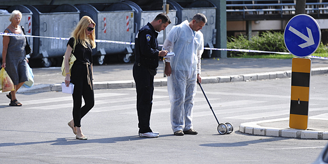 Split, 240813.Jutros oko 5.40 h na Mertojaku u Brackoj ulici u blizini kluba Paganini izboden je 22-godisnjak koji je u zivotnoj opasnosti u bolnici.Na fotografiji: policijski ocevid.Foto: Nikola Vilic  / CROPIX