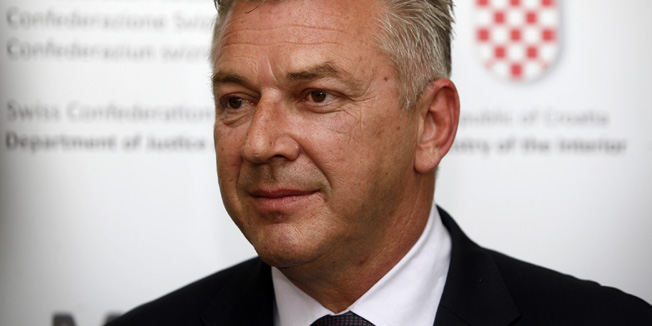 Opatija, 080414.U Grand hotelu 4 opatijska cvijeta odrzavaju se tri ministarske konferencije vezane uz granicnu sigurnost, migracije te regionalnu policijsku suradnju. Danas je otvorena konferencija pod nazivom Suvremeni izazovi u regionalnoj policijskoj suradnji, a suorganizirali su ju Ministarstvo unutarnjih poslova RH i ministarstvo pravosudja Svicarske Konfederacije. Konferenciju su otvorili svicarska ministrica pravosudja i unutarnjih poslova Simonetta Sommaruga i Ranko Ostojic, potpredsjednik Vlade RH i ministar unutarnjih poslova.Na fotografiji: Ranko OstojicFoto: Tea Cimas / CROPIX