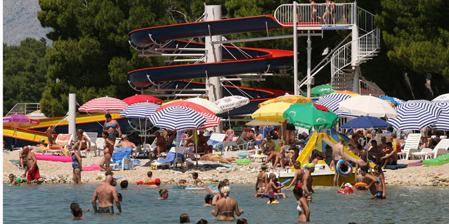 Makarska 170707.guzva na glavnoj makarskoj plazi Donja Lukasuncobrani i vodeni toboganfoto : ivo ravlic / cropix